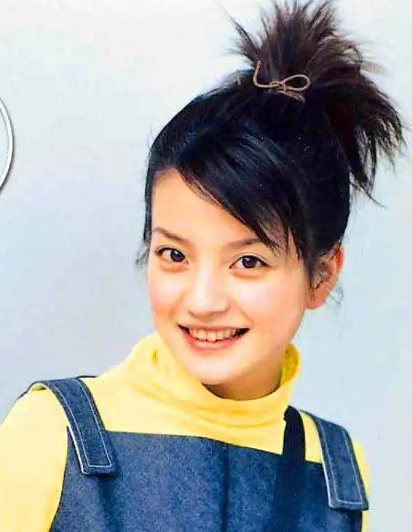 图为年轻时的赵薇.