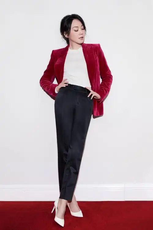 原创49岁闫妮气质成熟一身条纹西装超级a身材前凸后翘超有料