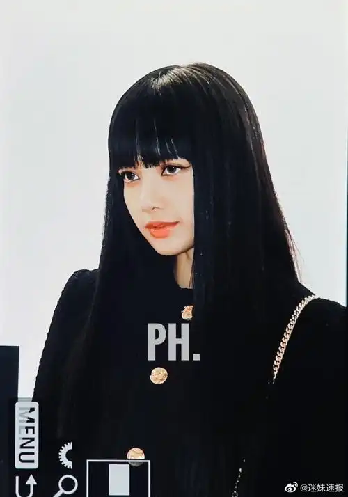 黑头发好有气质啊,果然lisa还是最适合这样的发型