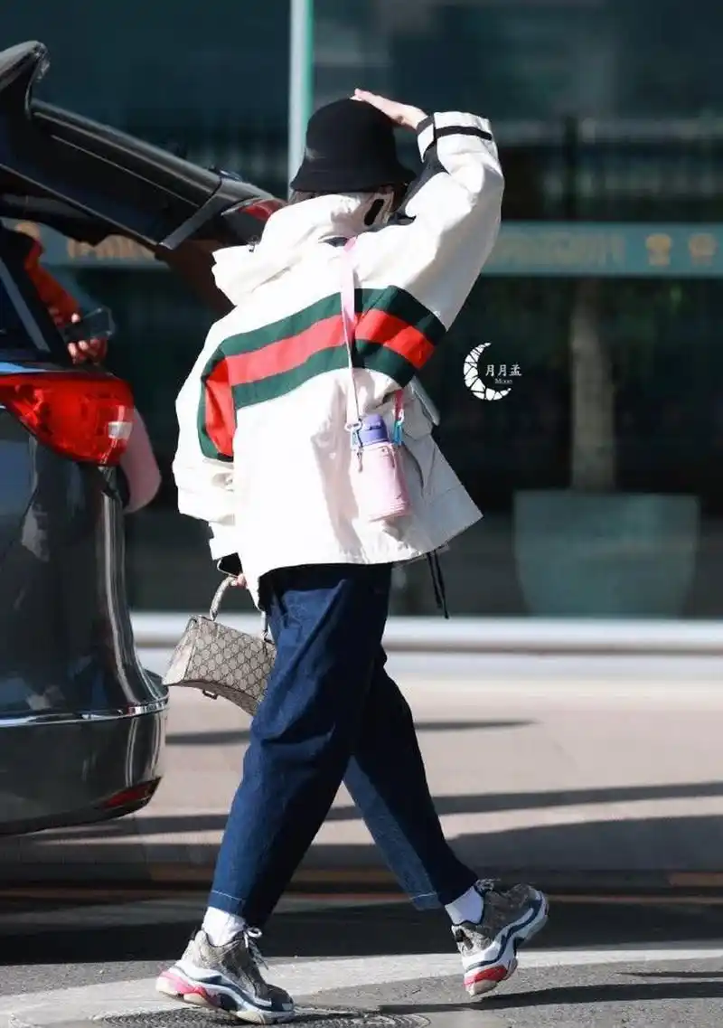 倪妮今日在机场分享私服,身穿联名外套搭配深蓝色水洗牛仔裤.