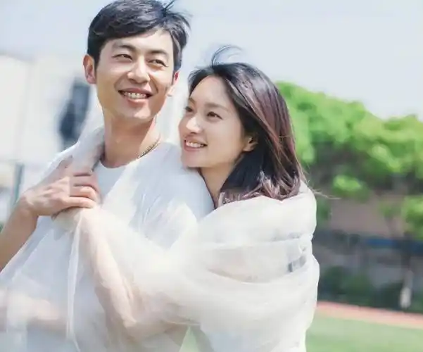 朱亚文老婆为闺蜜庆生,翻箱底穿8年前旧裙子,性格节俭气质好_沈佳妮