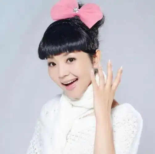 央视主播方琼闪婚嫁大8岁副台长婚后分居多年如今她幸福吗