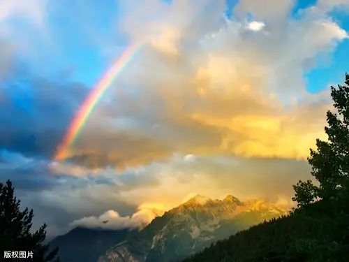 为什么雨后天上挂着彩虹雨后会出现彩虹呢