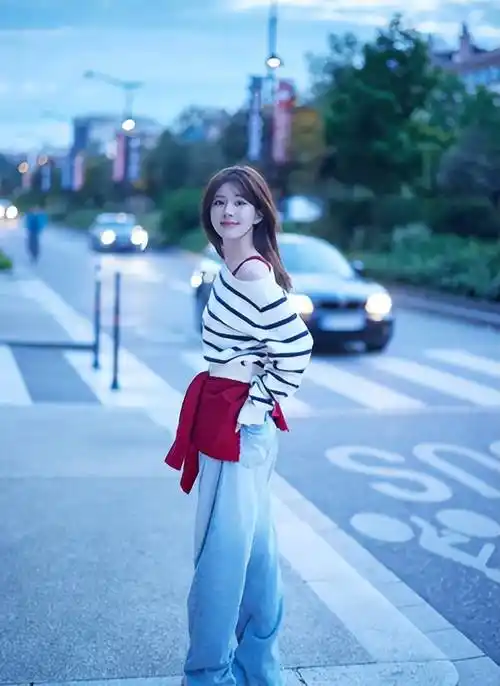 赵露思黄昏慵懒街拍, 休闲装扮清爽可爱 !