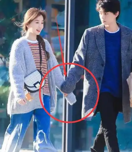 丁禹兮和虞书欣牵手逛街谁注意他手部姿势有女友的都懂