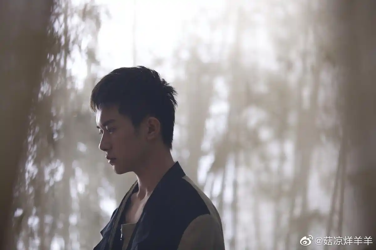 没什么能敌易烊千玺的梨涡浅笑 仅仅侧脸就能温暖众生