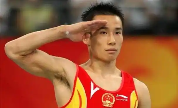 奥运冠军因女友诈骗5800万,被牵连退役,消失8年后如今成大校