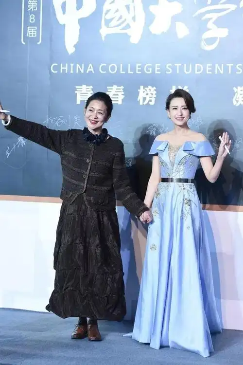 倪萍总算为自己而美!风衣露脚踝穿皮鞋真时髦,173身高真抢眼