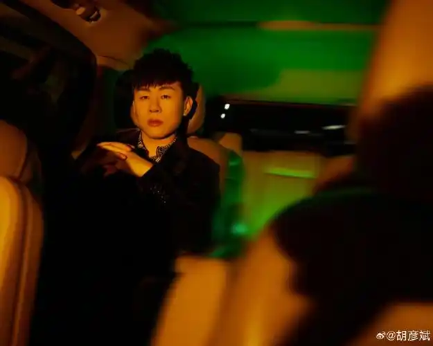 胡彦斌发这么多微博是有什么心事吗##谁说胡彦斌唱不了月光