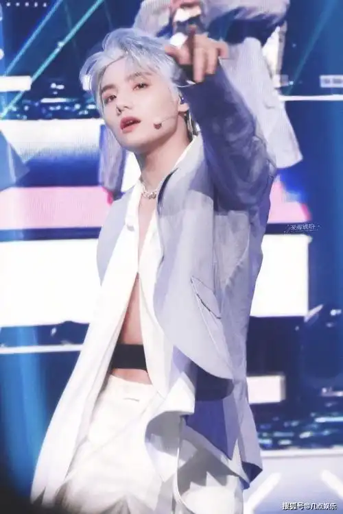 腹肌已成unine标配?队长李汶翰性感十足,队员身材也给力