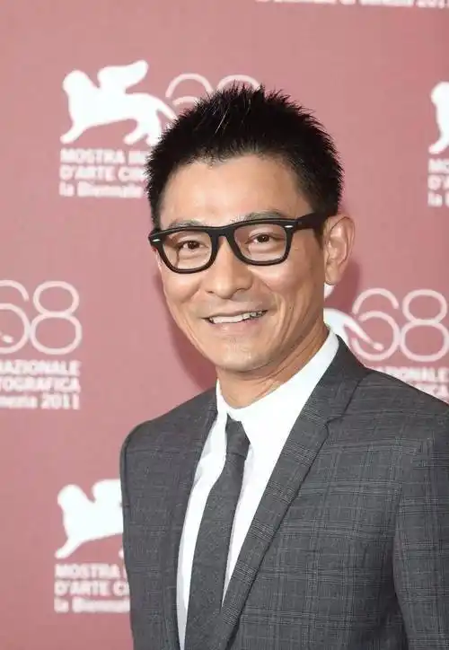 胡子的男人叫做林家栋从1988年考入无线艺员训练班,到2000年与刘德华