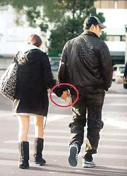 黄维德与伊能静的牵手门