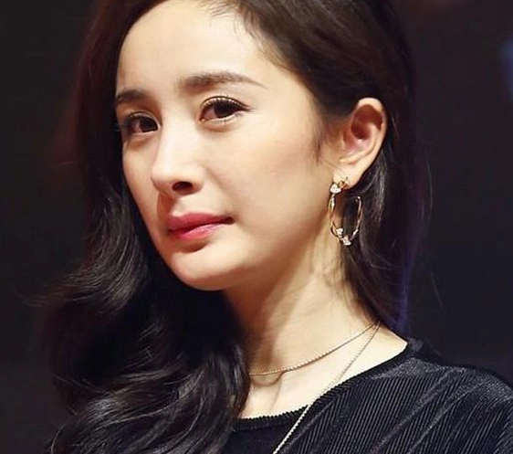 杨幂脸彻底崩啦?网友:终于相信你没整容了