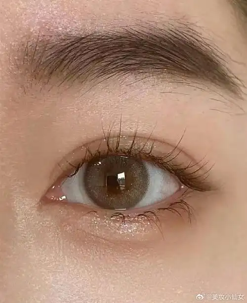 我尝试的是一款7mm的小平行双眼皮,效果既不会过于夸张,也不会显得