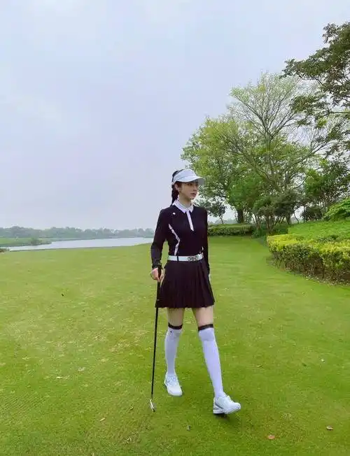 原创董洁这状态谁不羡慕学生装打扮纯情又洋气大长腿成完美的焦点