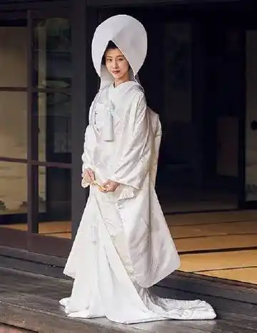 现在日本人结婚举行日式传统仪式时,新娘穿的纯白礼服,叫做白无垢