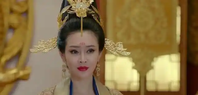剧中,于明加挑战了一代女皇武则天,霸气侧漏,眼神犀利,还是非常有王者