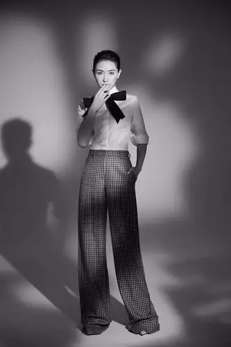 万茜一组黑白大片曝光,白衬衣搭配格纹阔腿裤造型大秀好身材