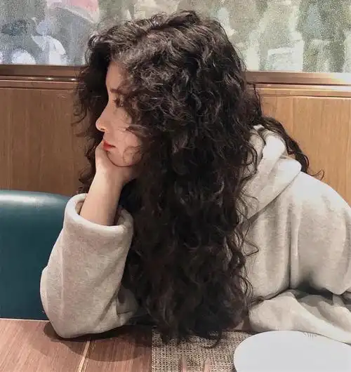 别再烫大波浪了,今年流行"法式羊毛卷",显发量又小颜,超洋气