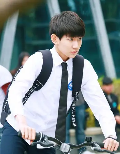 王源《超少年密码》拍摄 cr:源汁迷姨