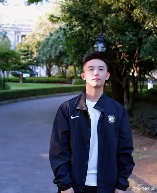 组图:身高175,体重65的小哥哥看过来,男生这样穿不信你不帅!