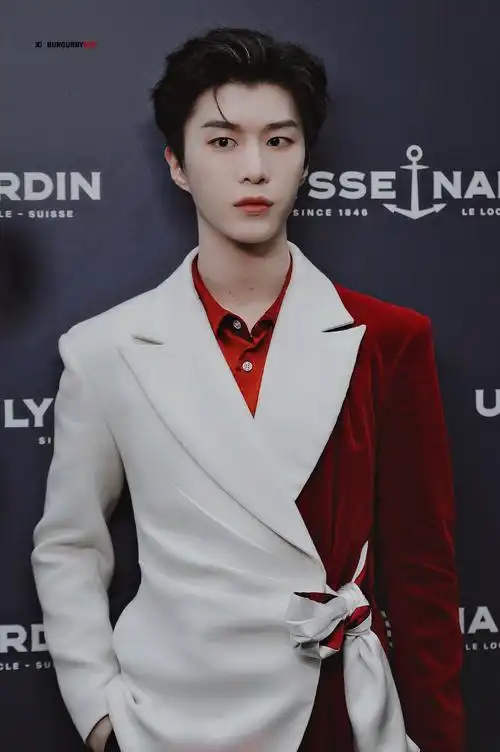 丝绒西装亮相品牌活动 从古堡里走出来的吸血鬼王子高贵迷人_范丞丞