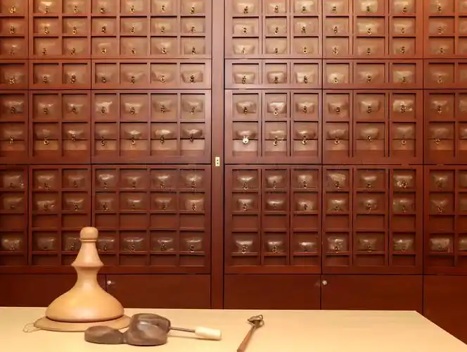 在中医馆内存放中药的柜子