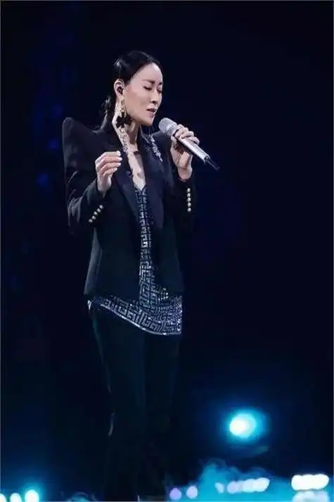 那英受采访落泪,排第七怀疑自己不会唱了,网友:承受了太多