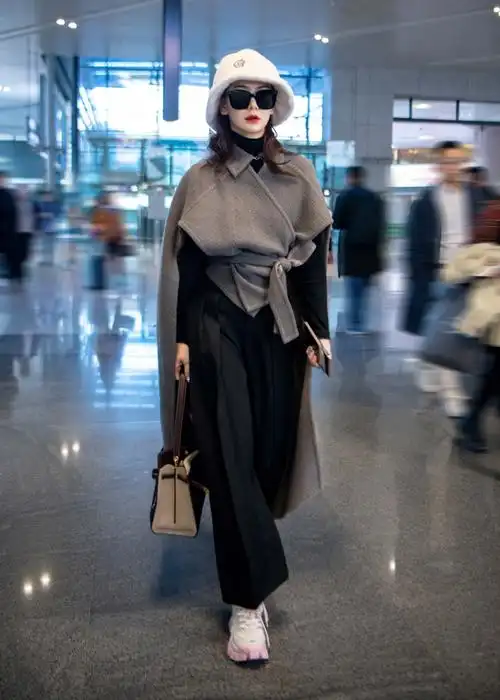戚薇斗篷大衣复古风机场街拍图片29