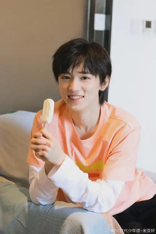 宋亚轩的笑容真的好治愈啊,看到弟弟的笑就很开心,有木有……_高清