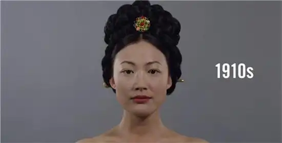▼1910年代:朝鲜时代的女性还维持着传统的民族装饰,发簪精致,盘发