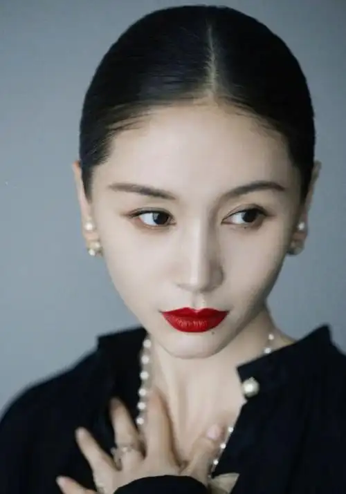 王子文亮相北京时尚活动,深色裙装展现完美身材比例