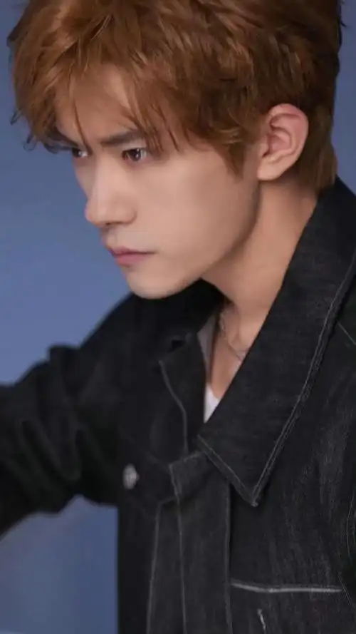 易烊千玺又染金发了