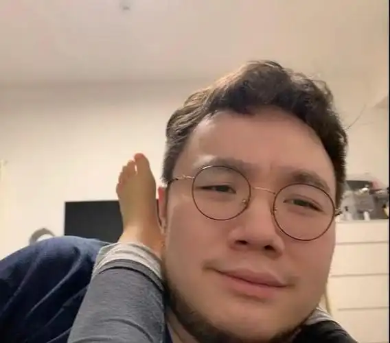 宋丹丹儿子巴图晒娃,3岁儿子高到妈妈大腿,黑发浓密体型太像爸