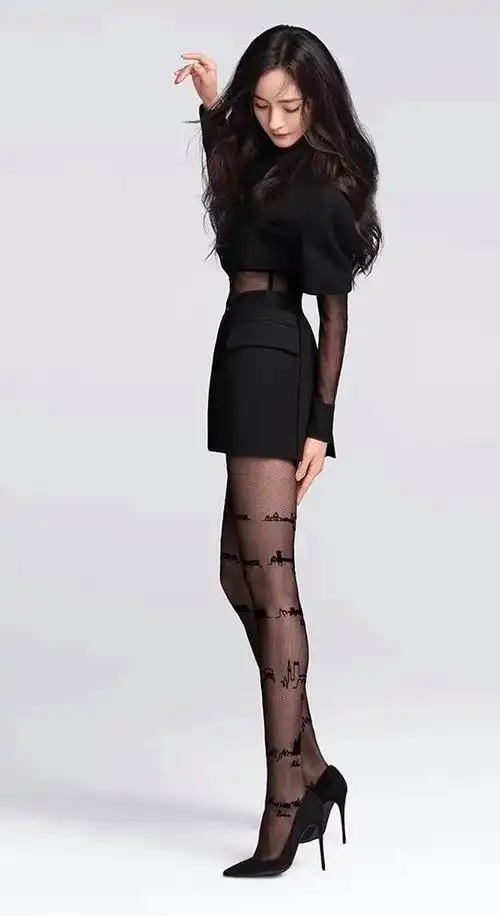 杨幂穿斜肩黑皮裙秀魔鬼身材黑丝袜大长美腿性感魅惑