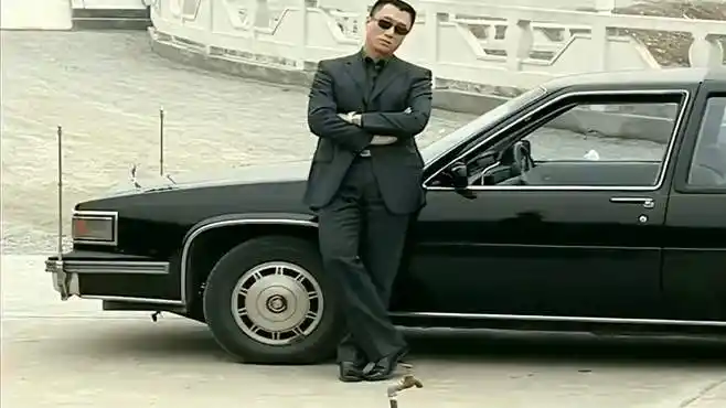 浮华:年轻时的孙红雷,这一套西装,黑老大的气质上来了!