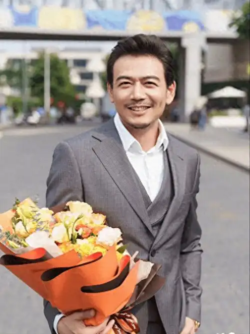 著名演员杨烁:婚内出轨,自称硬汉却吃软饭?