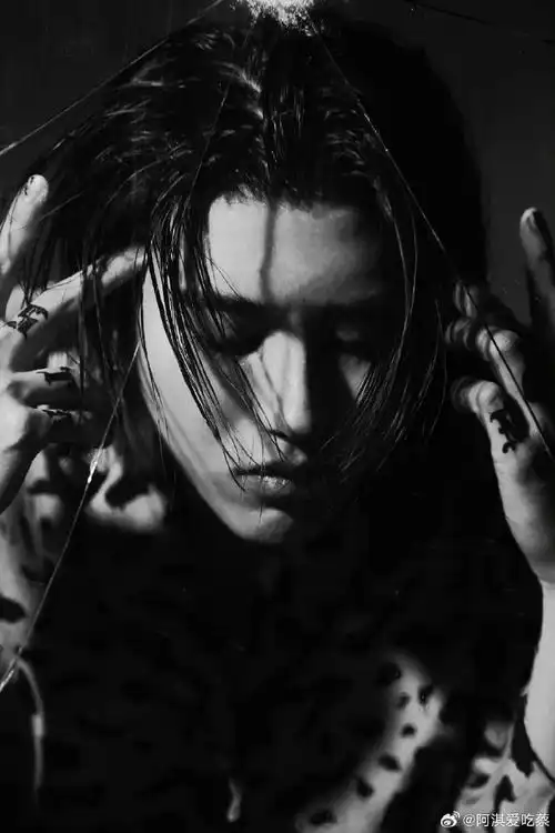蔡徐坤##蔡徐坤黑白光影照