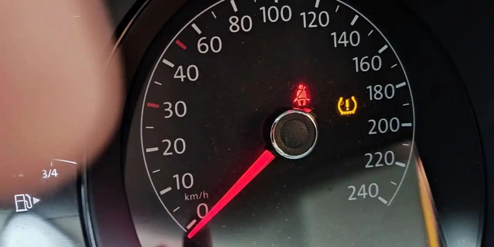 各位朋友谁知道仪表盘黄色的灯亮了是什么意思?