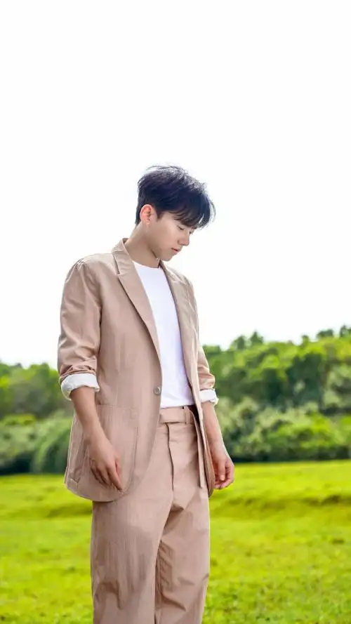 歌手张杰,天籁之音,感心动耳,来看舞台照和写真照吧