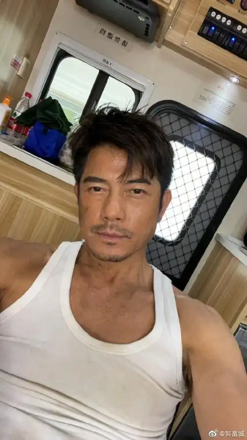 和郭富城现在各自生活都很幸福啊,都2021年了就不要再拿俩人说事了吧