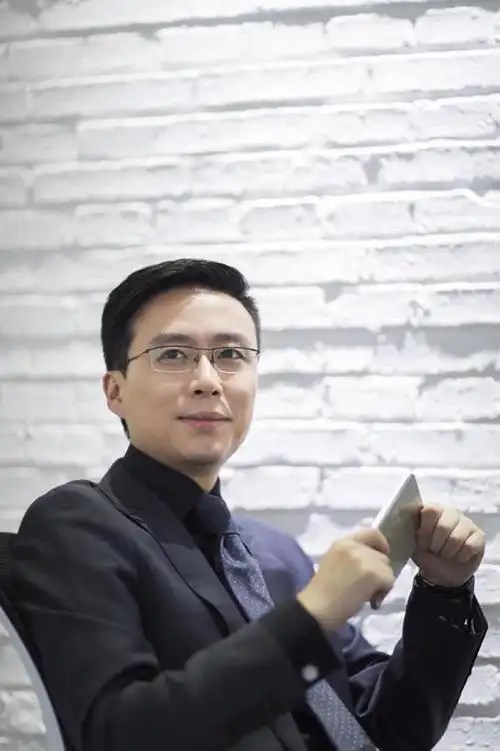 东方人,成年人,中年人,一个人,商务人士,商务男性,微笑,竖图,室内