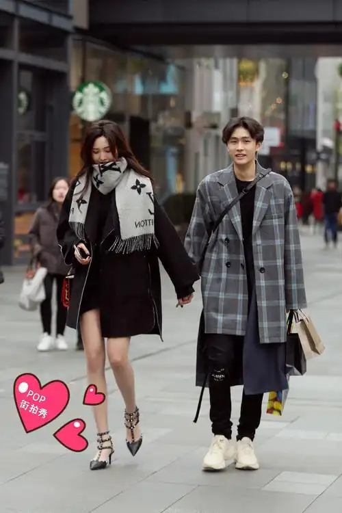 情人节撒狗粮 街拍大街上的时尚情侣组合