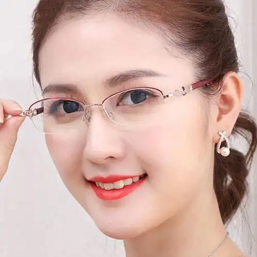 时尚的眼镜框,也可以选择无框或者是半框的,可以使人看起来年轻有活力