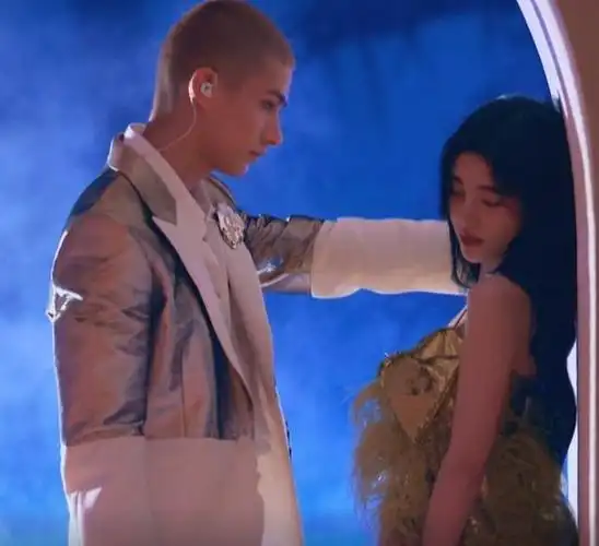 鞠婧祎与米卡同台表演但她离开百万修图师后这腿围亮了