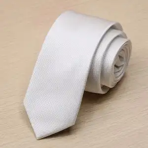 女衬衫搭配领带