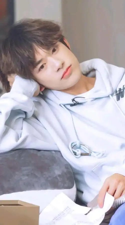 易烊千玺帅气图集