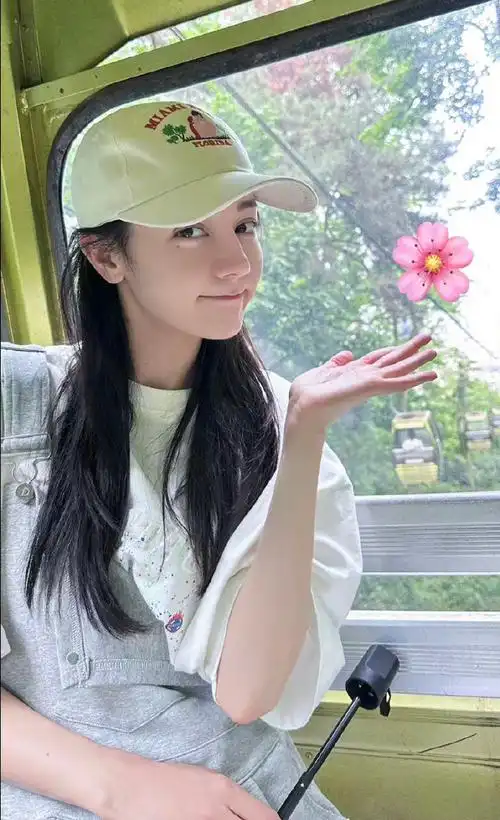 自拍vs他拍#迪丽热巴好多嘟嘴自拍照91自拍时的热巴搞怪可爱,他拍的