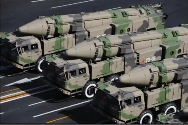 1984年10月1日,中国东风-5洲际弹道导弹参加国庆35周年大阅兵.