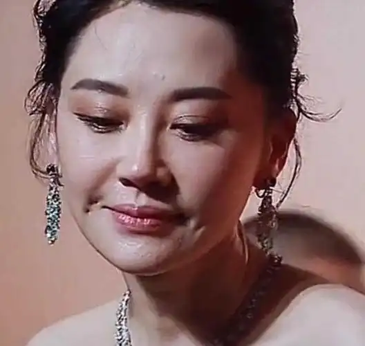 越老越欲?实则高清镜头下的许晴也不年轻了,皮肤也是尽显老态